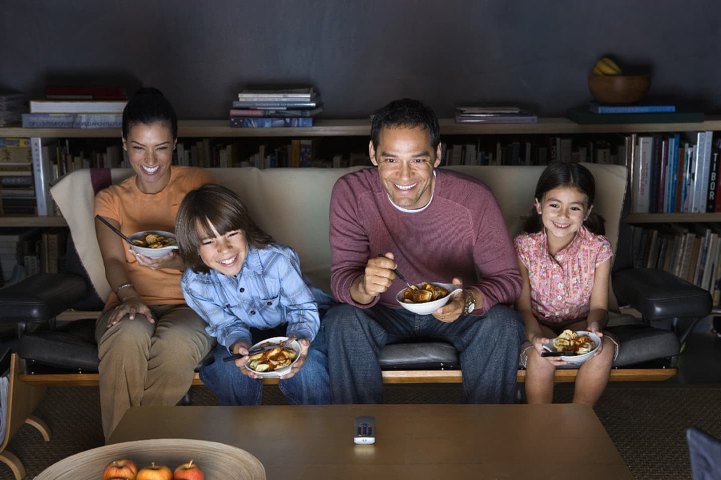 General Mills Brazil - A happy family enjoying a meal together on a cozy couch